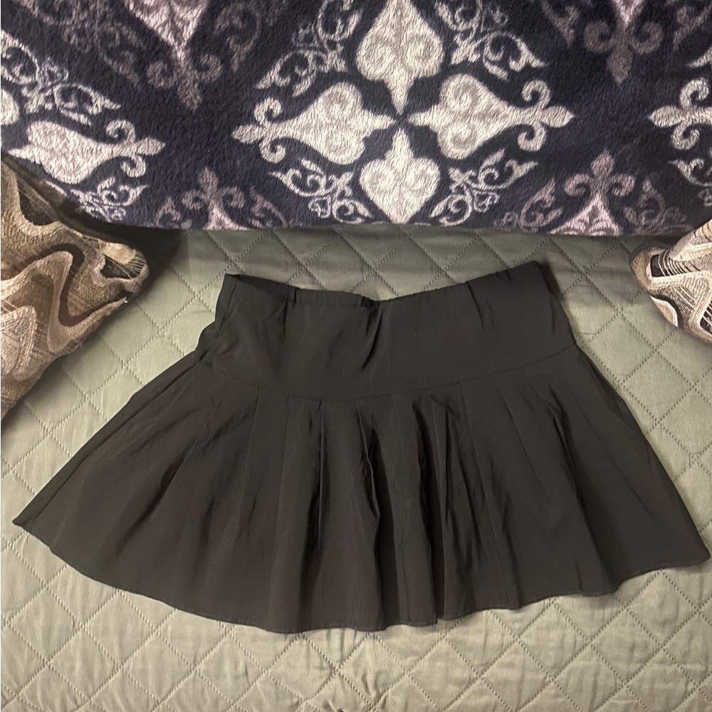Pretty little thing size (s) 4 Black pleated skirt